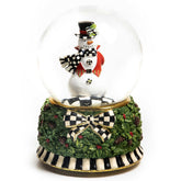 MACKENZIE-CHILDS globe avant montrant le bonhomme de neige et ajout d'élégance