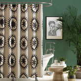 Makers Collective Jungalow Soleil face du rideau montrant motif soleil noir et crème et ambiance chaleureuse