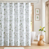Martha Stewart vue avant du rideau montrant motif floral et ambiance apaisante