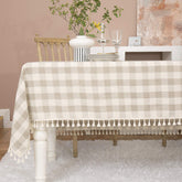 Midsummer Breeze nappe rectangulaire montrée sur table, aspect campagne chaleureux