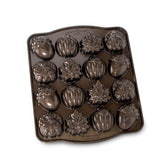 Nordic Ware face avant du moule automne montrant 16 cavités et finition bronze