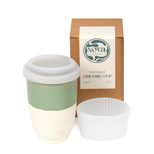 NOVA CERAMICS gobelet avant sage green montrant design apaisant et tenue sûre