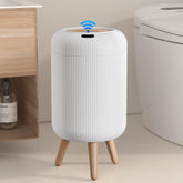 onlcuk vue frontale de la poubelle montrant design rayé et couvercle bois pratique