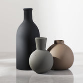 ooit ensemble de trois vases vus de face montrant les formes variées et l'élégance