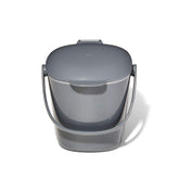 OXO seau compost face avant sur plan de travail, compact et discret