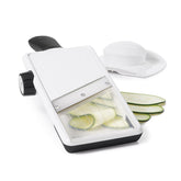 OXO trancheuse face avant montrant largeur et encoches, gain de temps