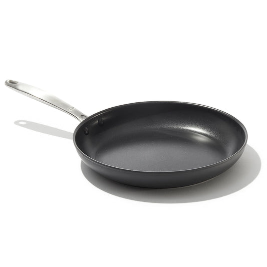 OXO poêle 12 pouces vue frontale grande surface pour familles