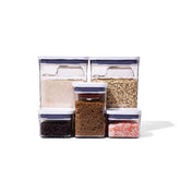 OXO ensemble devant montrant toutes les boîtes POP et accessoires, organisation optimale