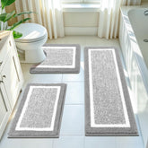 Pauwer ensemble de trois tapis de bain gris clair présenté devant une vasque, look coordonné et sûr