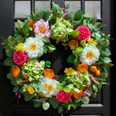 Pinkpuii couronne face porte montrant couleurs vives et accueil chaleureux