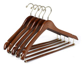 Quality Hangers vue de face du cintre en bois finition Walnut, présentation élégante