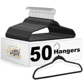 Quality Hangers face avant de l’emballage montrant lot de 50 et gain d’espace
