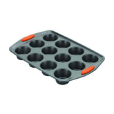 Rachael Ray vue avant du moule 12-cup montrant la finition antiadhésive pour un démoulage facile