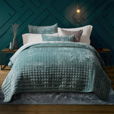 RECYCO couette King aqua green montrée sur un lit, apporte élégance et chaleur