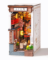 Rolife vue frontale du booknook sakura, apporte charme décoratif instantané