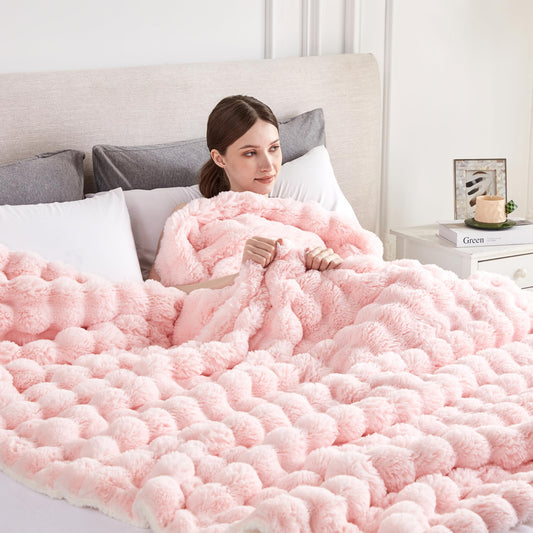 Serenhom couverture sur canapé apportant chaleur et style