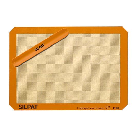 Silpat face avant demi-feuille montrant surface antiadhésive pour cuisson rapide