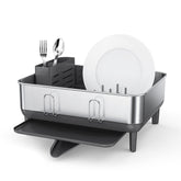 simplehuman vue avant de l'égouttoir montrant finition acier et gain d'espace