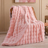 Smoofy plaid devant canapé rose blush pour une touche décorative cosy