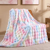 Smoofy jeté sur canapé montrant couleur arc‑en‑ciel et style déco