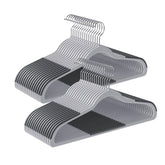 SONGMICS lot de 50 cintres en plastique devant un fond blanc, rangement optimisé