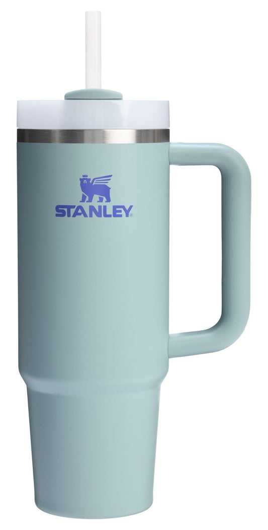 STANLEY Quencher vue de face montrant la finition Blue Cactus et robustesse