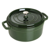 Staub cocotte basil face montrant finition émaillée, élégance et durabilité