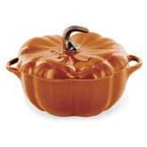 Staub cocotte citrouille vue de face montrant design décoratif élégant
