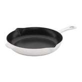 STAUB poêle 10 pouces vue de face montrant la finition blanche et design durable