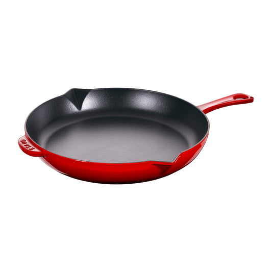 Staub poêle face rouge Cherry montrant design élégant et durabilité