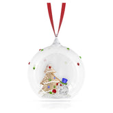 Swarovski boule de Noël frontale suspendue montrant ruban rouge et scène intérieure, éclat raffiné