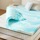 Sweetcrispy vue avant du surmatelas Queen montrant l’épaisseur et le look, plus de confort