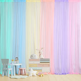 Tatuo rideau arc‑en‑ciel face montrant couleurs vives et décor festif