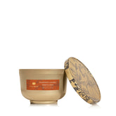 Thymes bougie étui face, décor automnal et parfum chaleureux visible