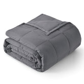 Topblan couverture face posée sur lit montrant largeur queen et confort