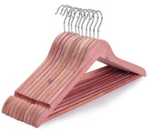TOPIA HANGER boîte de 10 cintres en cèdre rouge montrant l'emballage pratique et qualitatif