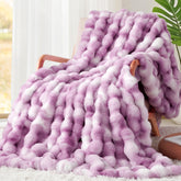 Touchat couverture violette affichée sur canapé, confort et élégance