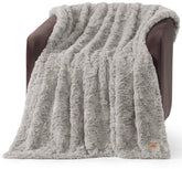 UGG Adalee face avant montrant la couverture et son style, ajoute du chic au canapé