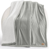 UGG couverture Bliss face avant montrant texture et couleur seal grey, style élégant