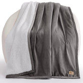 UGG plaide face avant montrant design charcoal grey et élégance déco