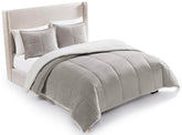 UGG couette seal grey posée sur lit, esthétique et confort visible