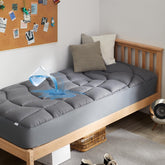 UNIKOME vue avant du protège-matelas jumeau montrant l'apparence et le coloris gris, protection durable
