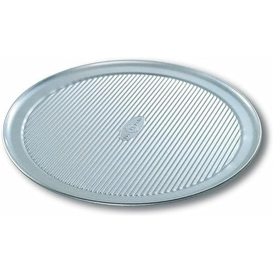 USA Pan plaque pizza face avant montrant surface cannelée et cuisson uniforme
