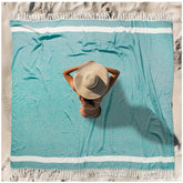 Vikumond vue avant de la serviette teal montrant la taille et le design pratique