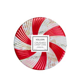 Voluspa bougie tin face montrant le design et parfum festif