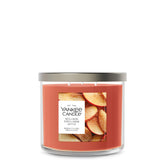Yankee Candle face du pot montrant l'étiquette et l'ambiance chaleureuse