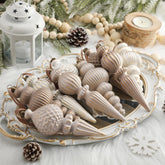 Yunlly ornements devant sapin montrant ensemble élégant et chaleureux
