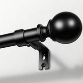 zeerobee tringle face avant montrant le kit complet et sa finition noire, pratique pour installation
