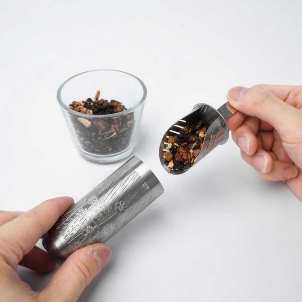 01liv infuseur plongé dans tasse montrant infusion propre et ordonnée