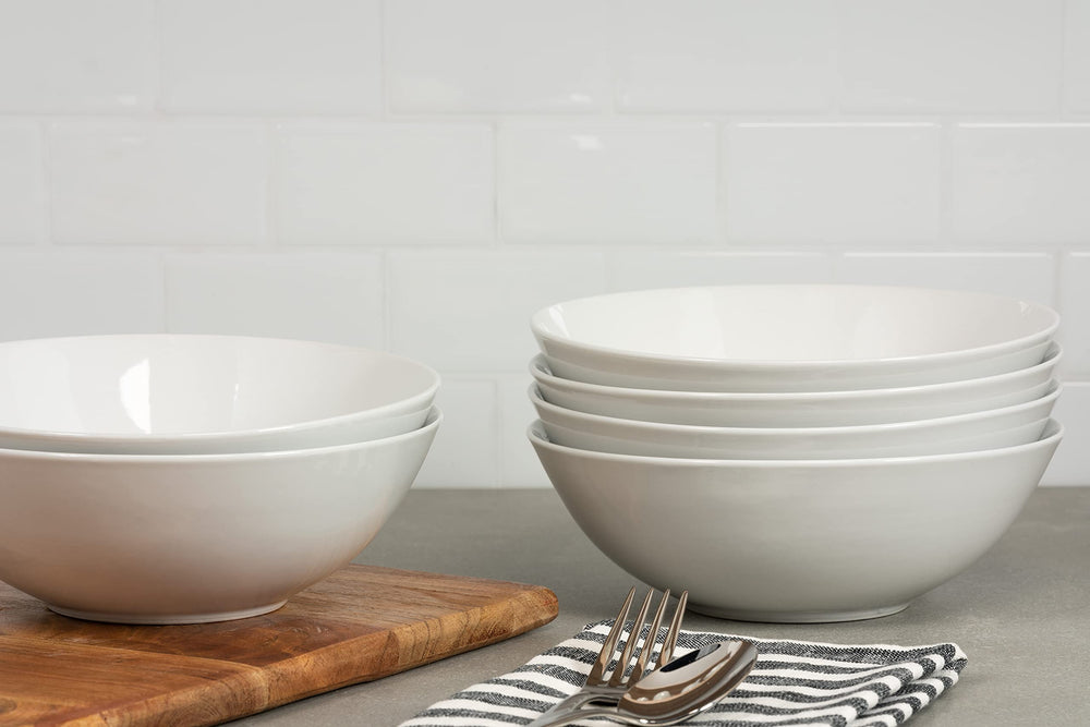 10 Strawberry Street bol à côté d'une fourchette pour comparer taille et capacité pratique